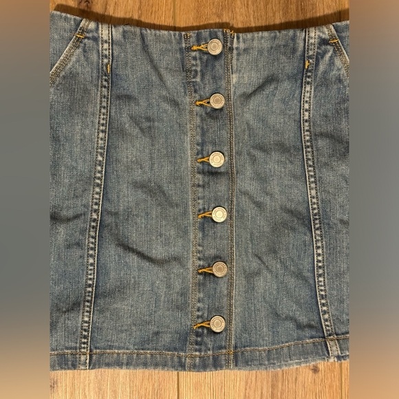 Wilfred Free Aritzia Women’s Button Down Denim Mini Skirt - Picture 2 of 5